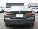 L字型の特徴的なテールランプが、後方のドライバーへBMWを印象付けます。
