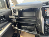 車検証ブックや小物などが収納できるスペースがあります。