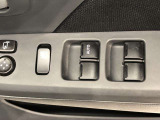 パワーウィンドのスイッチです。運転席に座りながら、助手席や後席の窓を開け閉めできるので大変便利ですよ。