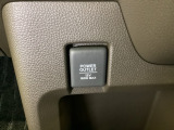 アクセサリーソケットはUSBのアダプターなどをつければ、スマホの充電にも使えます。周辺には物が置けるボックスがついています。
