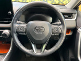 インテリアに合わせたデザインのステアリングは、運転される方のことも考え、運転しやすい形状、大きさです。是非一度、実際に触ってお確かめください。