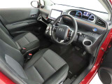 シンプルで使いやすいデザインの運転席です。