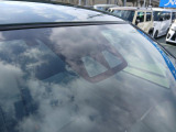 全てのクルマに車両検査証がついています。中古車オークション業界で確立された公正な基準を採用しています。トヨタ自動車によって、修復歴や状態を正しく判断できると認定された車両検査員が、1台1台検査し点数と