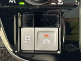 指先だけで簡単に操作が可能な電動パーキングブレーキを採用。「HOLD」スイッチを押すと、渋滞や信号待ちなどでブレーキペダルから足を離しても、ブレーキを保持するので安心です