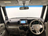 シンプルながら機能性あふれる運転席廻りです。視界性もよく、運転しやすいですよ。
