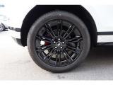 大径ホイールは、車全体の外観に高級感を与える要素の一つです。スポーツカーに装備されていることが多く、その存在感が車のプレミアム感を高めます。デザインが豪華であるため、外観の美しさや魅力が際立ちます。
