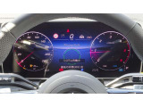高いレベルの知性を備えたメルセデスの「インテリジェントドライブ」は、ドライバーの疲労を軽減し、安全かつ快適なドライブの一助となります。