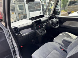 痛みの出やすい運転席シートの角、フロアマット、座面、ともに良好です