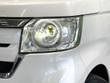 【LEDヘッドライト】悪天候や夜間走行時も良好な視界を確保し安心して運転できる高輝度LEDヘッドライトを装備!点灯速度が早く、消費電力も抑えられています。