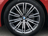 BMW純正18インチホイール。洗練されたデザインで、足元の個性を引き立てます。