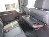 運転席・助手席シートバックテーブル付