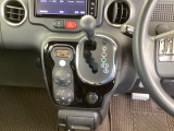 足元スッキリ、インパネシフトです。パーキングブレーキはフットブレーキタイプなので、運転席と助手席の間がスッキリしています。