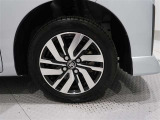 アルミホイールを装備、タイヤサイズは165/65R14です。