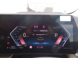 ◆インスツルメント・パネルのエレガントなデザインは、BMW特有の水平ラインで構成され、室内空間に端正な印象をもたらします。人間工学に基づいてレイアウトされた重要な操作系統は、直観的な操作が可能です◆