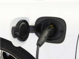 専用コードを接続するだけで簡単に充電が行えます。プラグインハイブリッドモデルは、走行中の充電のほか、自宅などに設置された充電機器からの充電が可能です。