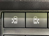 【ハンズフリー機能付き両側パワースライドドア】スライドドアの下に足先を入れてすぐ引くと、自動的にスライドドアが開閉します!荷物で両手がふさがった状態でも、ドアの開閉ができてとっても便利!