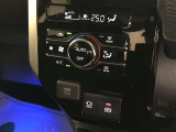 【電動パーキングブレーキ】シフトレバーを「P」ポジションに入れいると自動で作動。ブレーキを踏みながら「P」ポジション以外にシフトすると解除できるオート機能付です。
