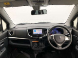 シンプルながら機能性あふれる運転席廻りです。視界性もよく、運転しやすいですよ。