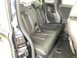 スライドドアだから、隣の車との距離が近い駐車場でも安心。チャイルドシートへの乗せ降ろしや、大きな荷物の積み込みもストレスなく行えます。