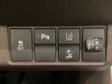 ハンドルの右側にはヘットライトリベライザーとHondaセンシング用のメインスイッチがついています。ヘッドライトリベライザーは道路状況や積荷の加重に応じてライトの高さを調節できます。