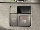 指先だけで簡単に操作が可能な電動パーキングブレーキを採用。「HOLD」スイッチを押すと、渋滞や信号待ちなどでブレーキペダルから足を離しても、ブレーキを保持するので安心です