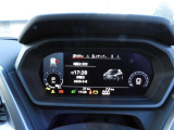 重厚感と安定感があり、同時にダイナミックさも備えるAudiの走り。機能やデザインが革新的なメーター。