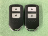 スマートキーを装備しています。鍵を差し込むことなくドアロックの開け閉めと、スタートボタン操作でのエンジンスタートができます。スペアキーも同じものを用意しております。