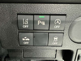 コーナーセンサーを車の前後に装備。障害物までの距離に応じて警告音を変えてお知らせ。縦列駐車時や駐車場・車庫などでの取り回しをサポートします。詳細は販売店スタッフまでおたずねください。