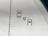【ブラインドスポットモニター】走行中、ドアミラーの死角になりやすい箇所に後続車が接近するとサイドミラーのレンズに警告を表示!ドライバーに注意喚起をしてくれます。