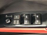 パワーウィンドは今や当たり前の機能ですが、無いと困る機能です。運転席からの操作で、全席の窓を振るオープンにしたり、フルクローズが可能です。