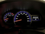 昼間でも見やすいオプティトロンメーターです。運転席前に配置し、フードを低く抑えることで運転中の視界の邪魔にならないので、視界も良好です!