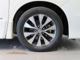 純正のアルミホイール装着車です。タイヤサイズは195/60R16です。