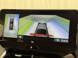 パノラミックビューモニターシステムが付いているので車の上から見た映像が確認できますよ。 一目で車両周辺の情報を確認できますが、直接安全をご確認下さい。