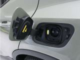 急速充電器は、商業施設など外出先の公共の充電ステーションでご利用いただけます。CHAdeMOに対応し、短時間で急速充電!150kWの急速充電器を使用した場合、充電率10%から80%まで、約32分で充電できます。