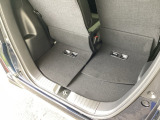 後席を前方へスライドさせることで荷室にゆとりが生まれ、荷物の量に応じて柔軟に使える便利なスペースになります。