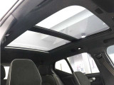 屋根一面まるごととも言える特大サイズのパノラマガラスルーフ。ルーフは、車内に入る陽射し、熱、紫外線を低減するため、ティンテッドガラスを使用したフルパノラマウインドです。
