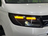 【LEDヘッドライト】悪天候や夜間走行時も良好な視界を確保し安心して運転できる高輝度LEDヘッドライトを装備!点灯速度が早く、消費電力も抑えられています。