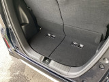 後席を倒さなくても、ゆとりある荷室。