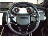 RANGEROVERのエレガントなステアリングはソフトレザーの握り心地の良いレザーを使用しています。