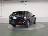 「ダブルウィッシュボーン式」のリヤサスペンションを採用。質感に優れた、心地よい乗車感を実現しています。