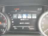 車線逸脱警報などの機能がメーターで操作できます。