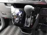 愛知ダイハツのお店では、ダイハツ車を知り尽くしたプロフェッショナルなサービススタッフが、専用の診断機器を使って各システムを点検しております。