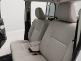 柔らかいシートで、座面が広くてゆったりしています。長時間の運転でも疲れにくいです。