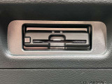 料金決済だけでなく、道路情報と連動してさまざまなサービスが受けられる、次世代型ETC2.0搭載。場所を取らないビルトインタイプです。