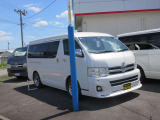 当店展示場では常時50台以上の在庫を展示しており、全車に走行距離及び修復歴を明示しております。長年の実績と経験からお客様に安心と満足をご提供致します。