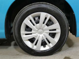タイヤサイズは165/65R14になります。樹脂フルキャップのスティールホイールになります。