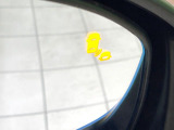 【ブラインドスポットインフォメーション】走行中、ドアミラーの死角になりやすい箇所に後続車が接近するとサイドミラー付近に警告を表示、ドライバーに注意喚起をしてくれます。