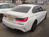 Edition Sunrise装備:リアスポイラー、19インチブラックカラーアルミホイール(791M)、ブルーステッチレザーシート、Mカラーシートベルト