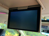 【12.8型フリップダウン】大画面モニターで後席でもエンタメをお楽しみいただけます。家族や友人とお出かけする機会が多い方に大人気です♪