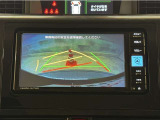 バックガイドモニター付きです。車の後方に小型カメラが付いており、バックする際の後方の様子をモニター上に表示します。